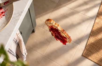 Das Marmeladenbrot-Prinzip symbolisiert Murphys Gesetz. (Foto: AI)